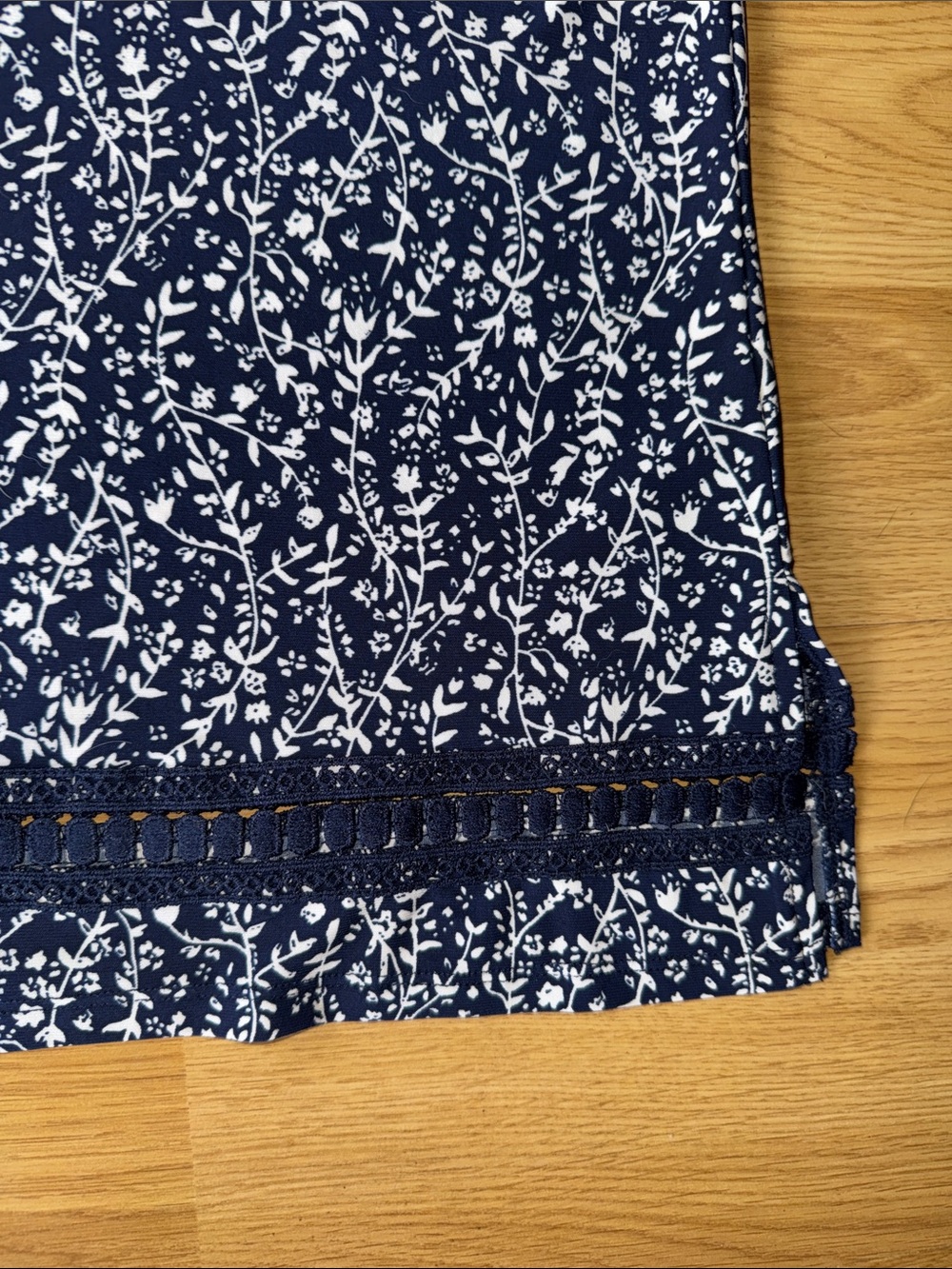 Jones New York Size Medium M Women’s Navy White Sleeveless Patterned Tank Top - Picture 9 of 10